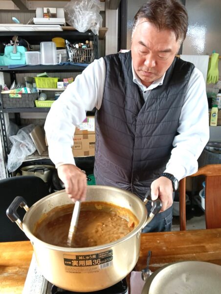 カレー仕込み中